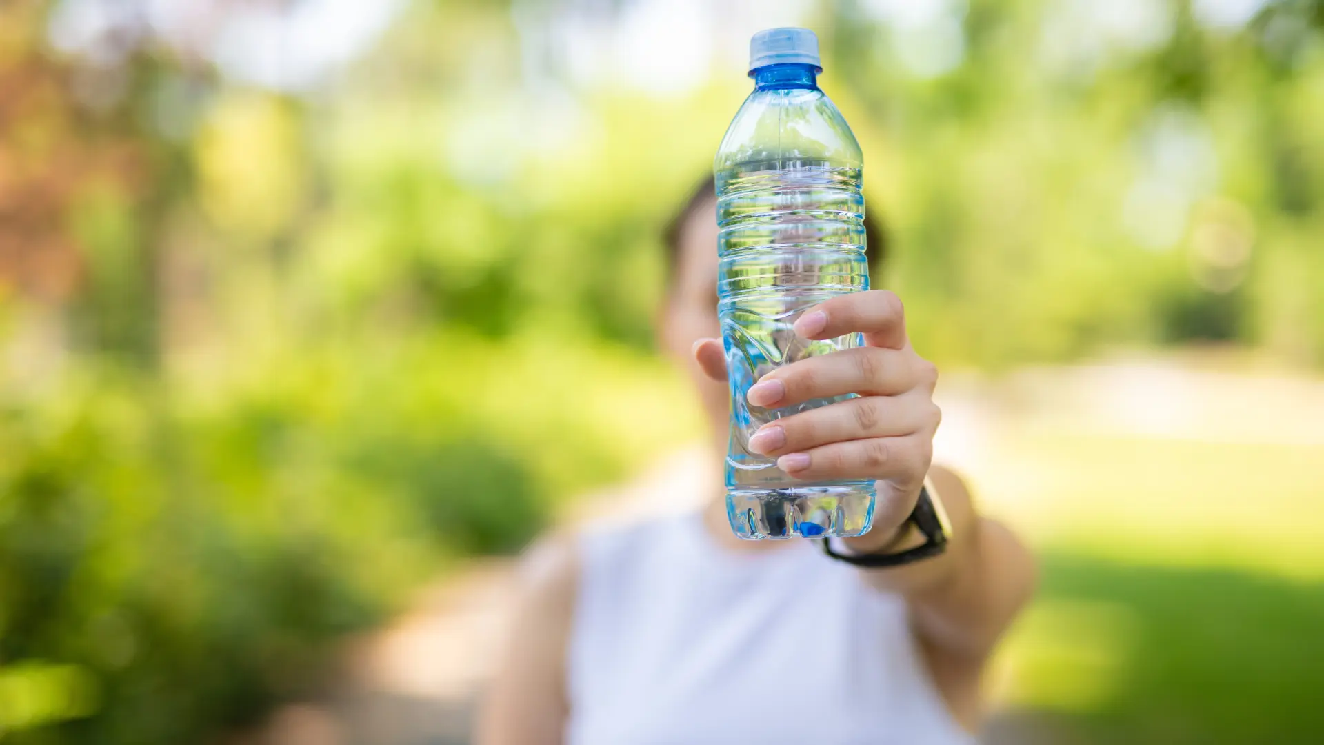 shutterstock_2671329547 flašica vode plastika voda plastična ambalaža hidratacija fizička aktivnost-6a67019d119ff.webp