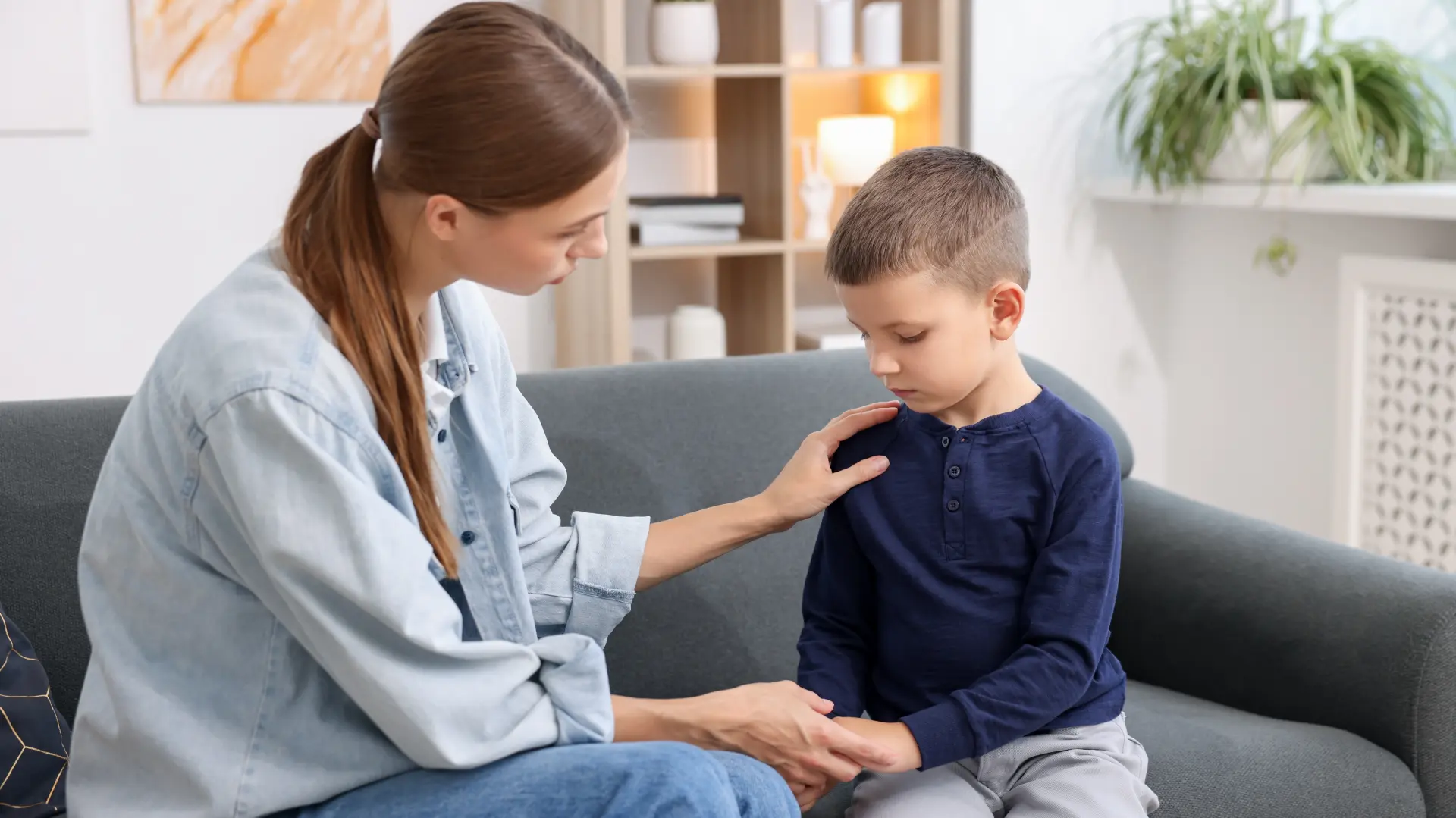 shutterstock_2688414485 majka teši dete mama dete roditelj majka dečak vaspitavanje dece-6a5b58c5e4b34.webp