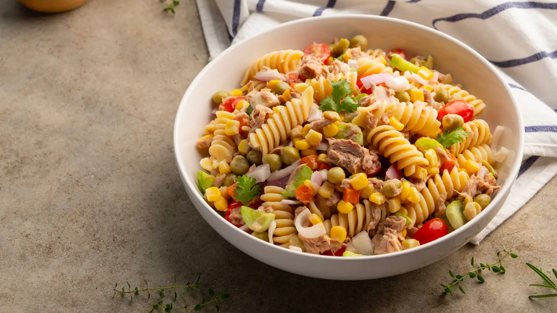 shutterstock_2692338909 tuna tunjevina salata sa testeninom-6a4652213ab4a.webp