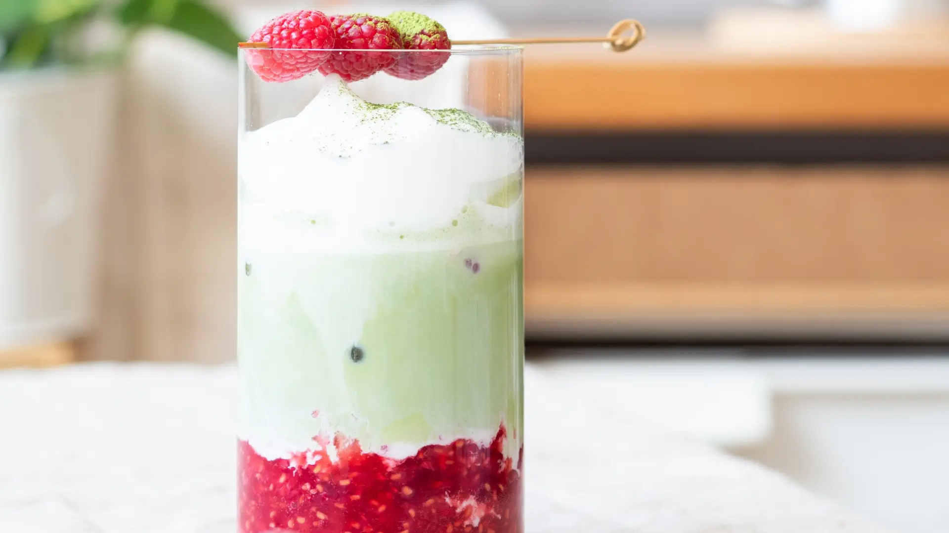shutterstock_2738497123 maca late sa malinom matcha latte-6a54b2aa42a49.webp