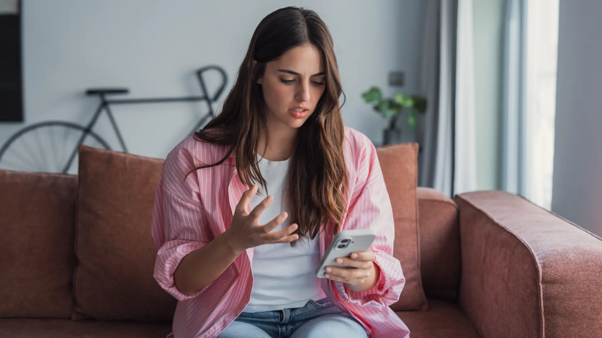 shutterstock_2757480621 dopisivanje devojka svađa ljubav poruke telefon-6a564b24d7d17.webp