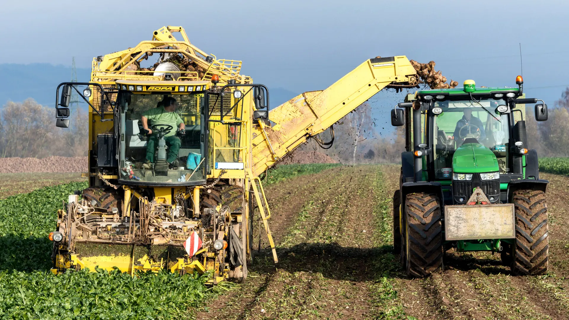 traktor kombajn njiva poljoprivreda poljoprivrednici Pixabay-6a4b70777359b.webp