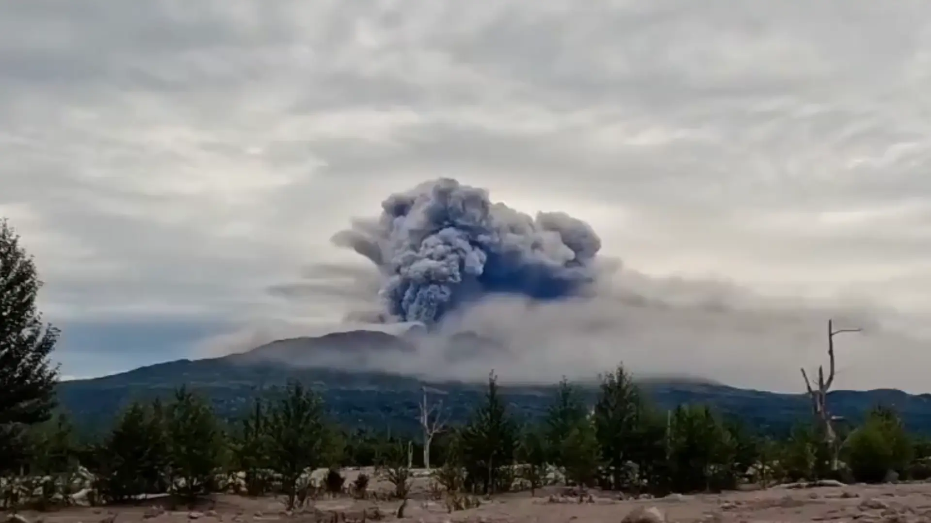 vulkan Šiveluč Kamčatka erupcija x @Spt_Nusantara-6a490b4294867.webp