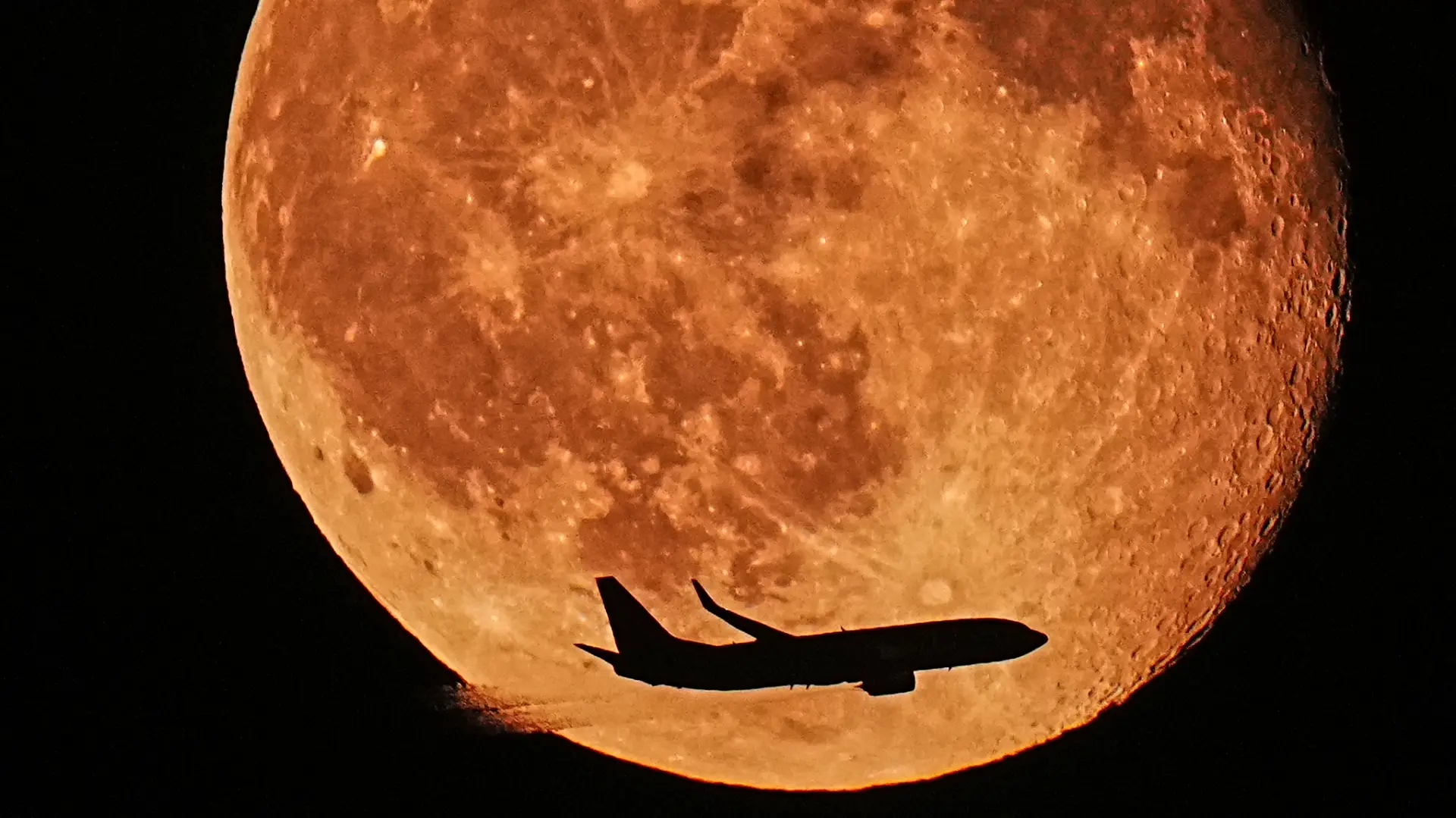 AP PhotoFrancisco Seco) mesec avion pun mesec crveni mesec-6a7457d23c546.webp