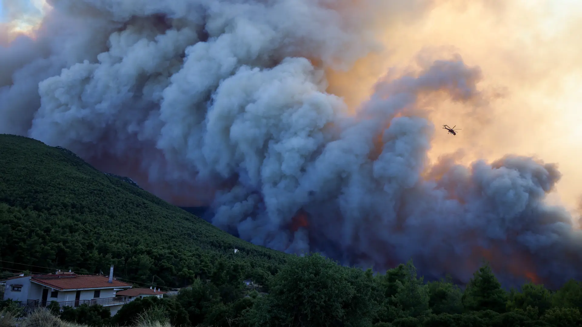 Grčka šumski požar helikopter vatrogasci gašenje REUTERS Louisa Gouliamaki (2)-6a6ed624b0673.webp