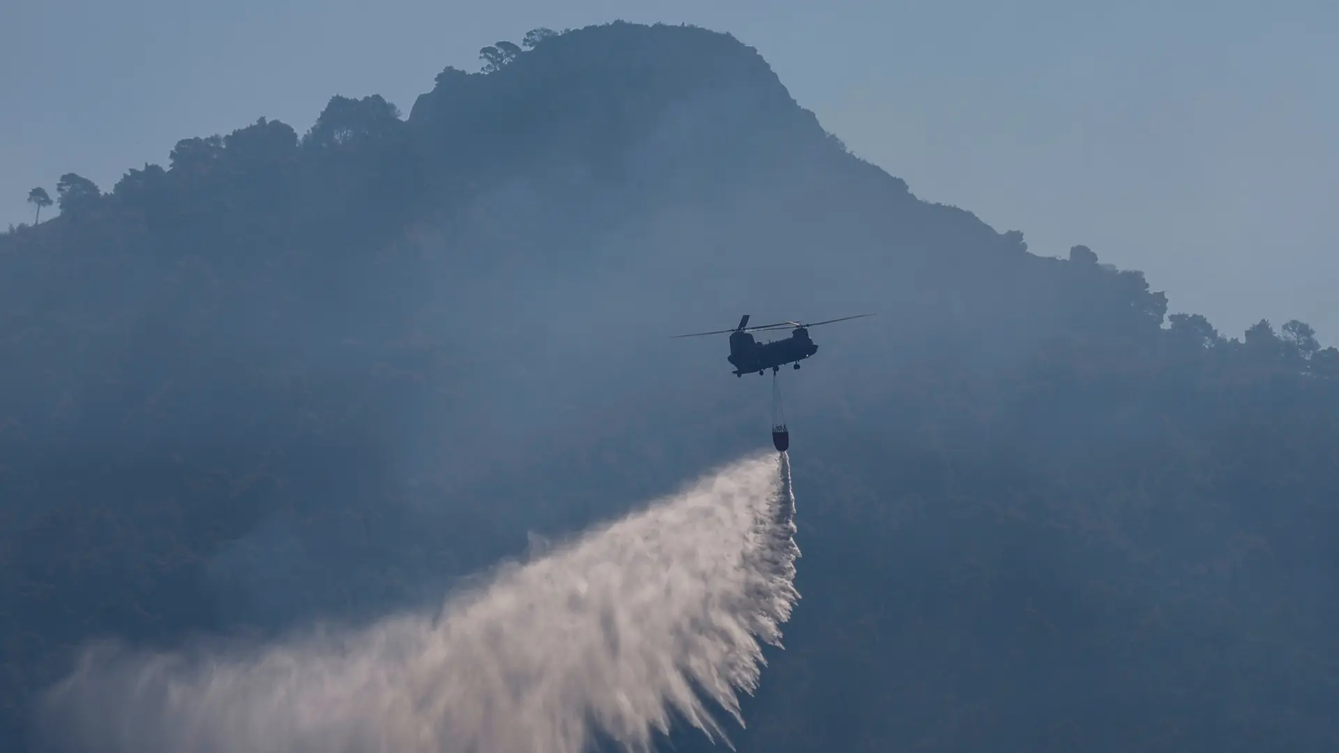 Helikopter gašenje požar Grčka REUTERS Louisa Gouliamaki-6a7dc4adcda1e.webp