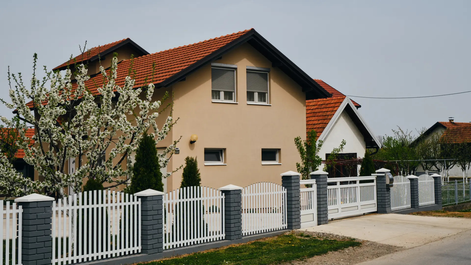 Kuća selo imanje plac ograda dvorište shutterstock_2465594933-6a7d669783e9f.webp