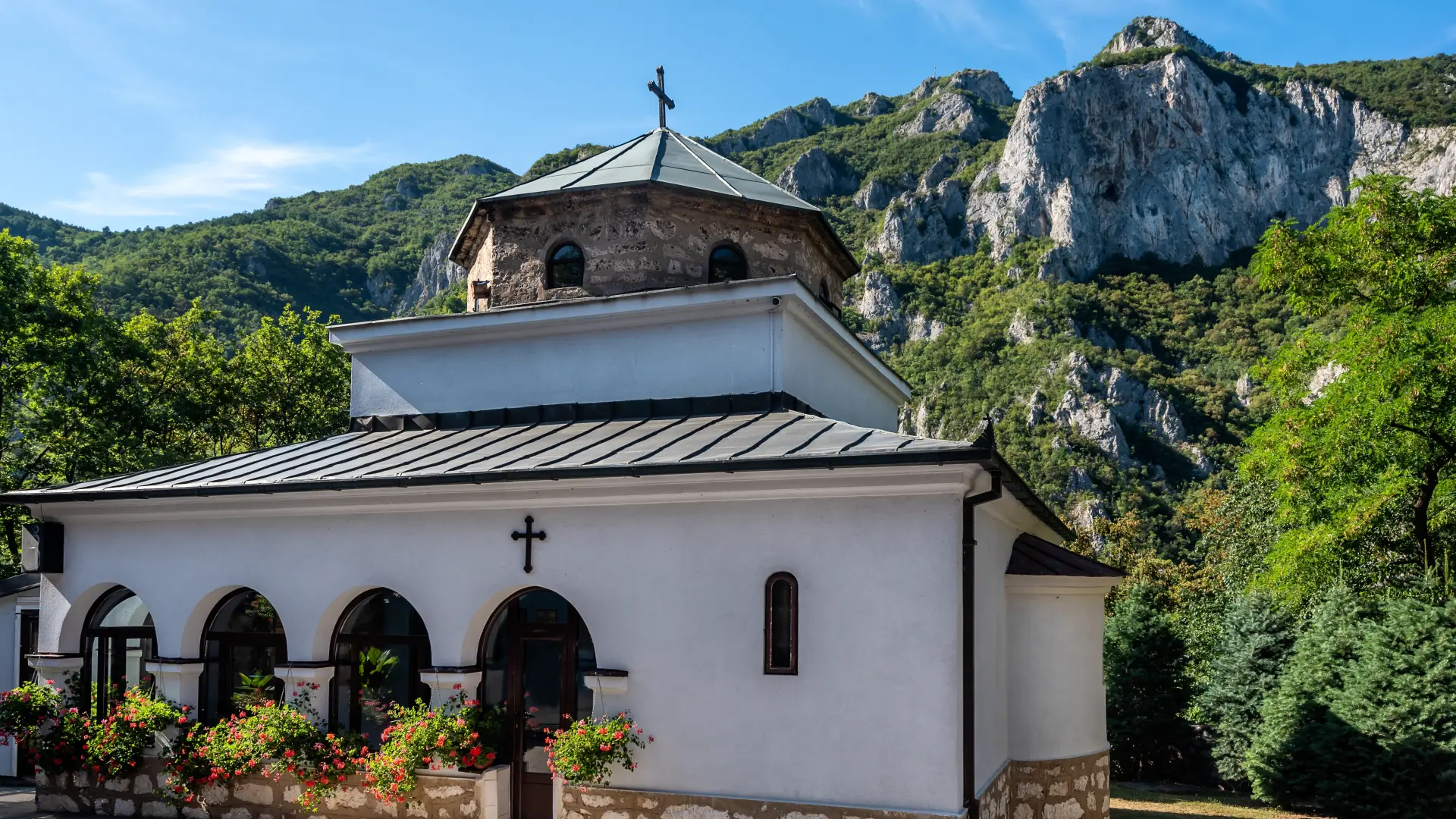 Manastir Preobraženje Ovčarsko kablarska klisura shutterstock_2186790831-6a70542470139.webp