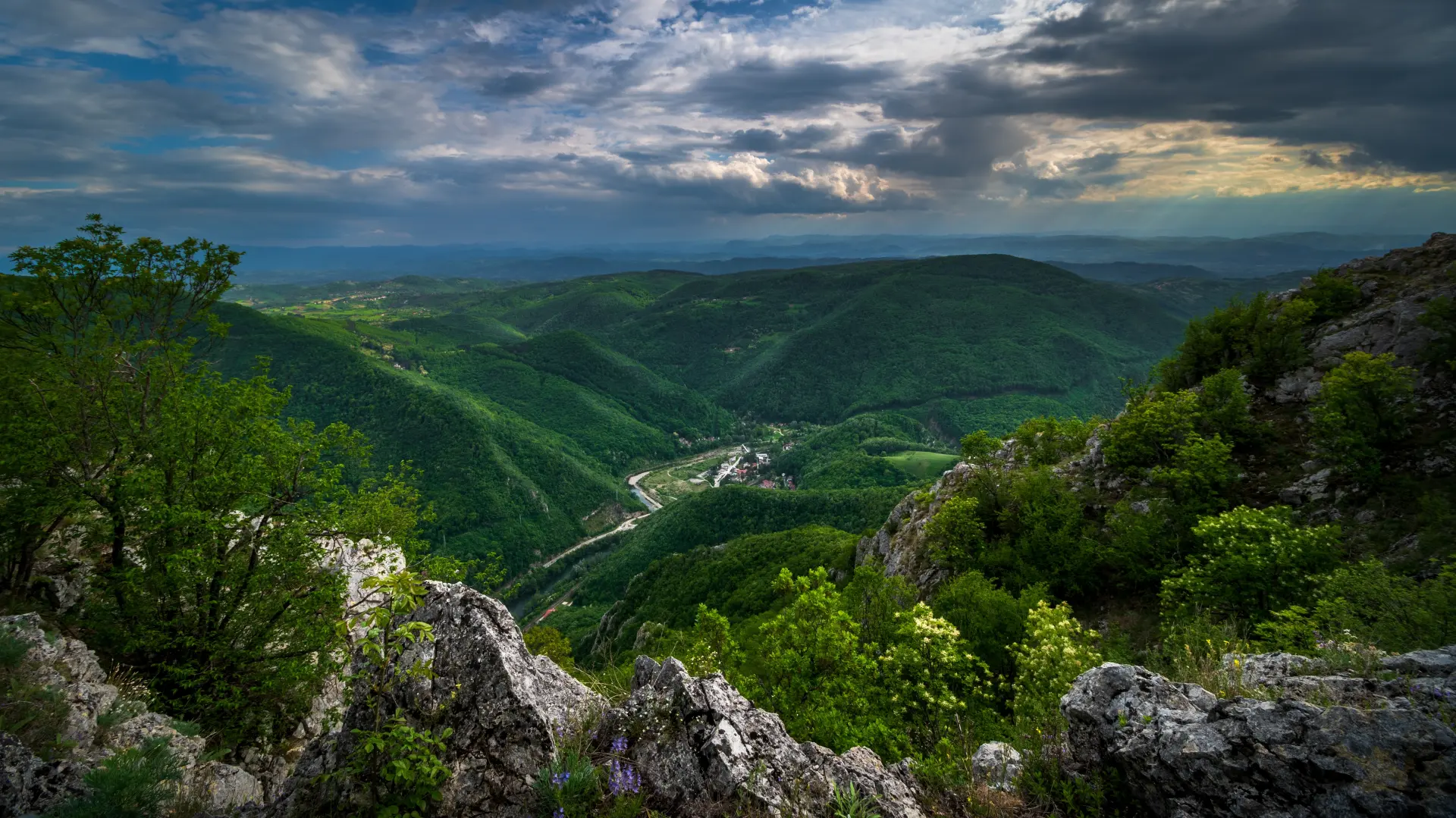 Ovčarsko kablarska klisura planina litica stene priroda shutterstock_2747221179-6a7027517d523.webp