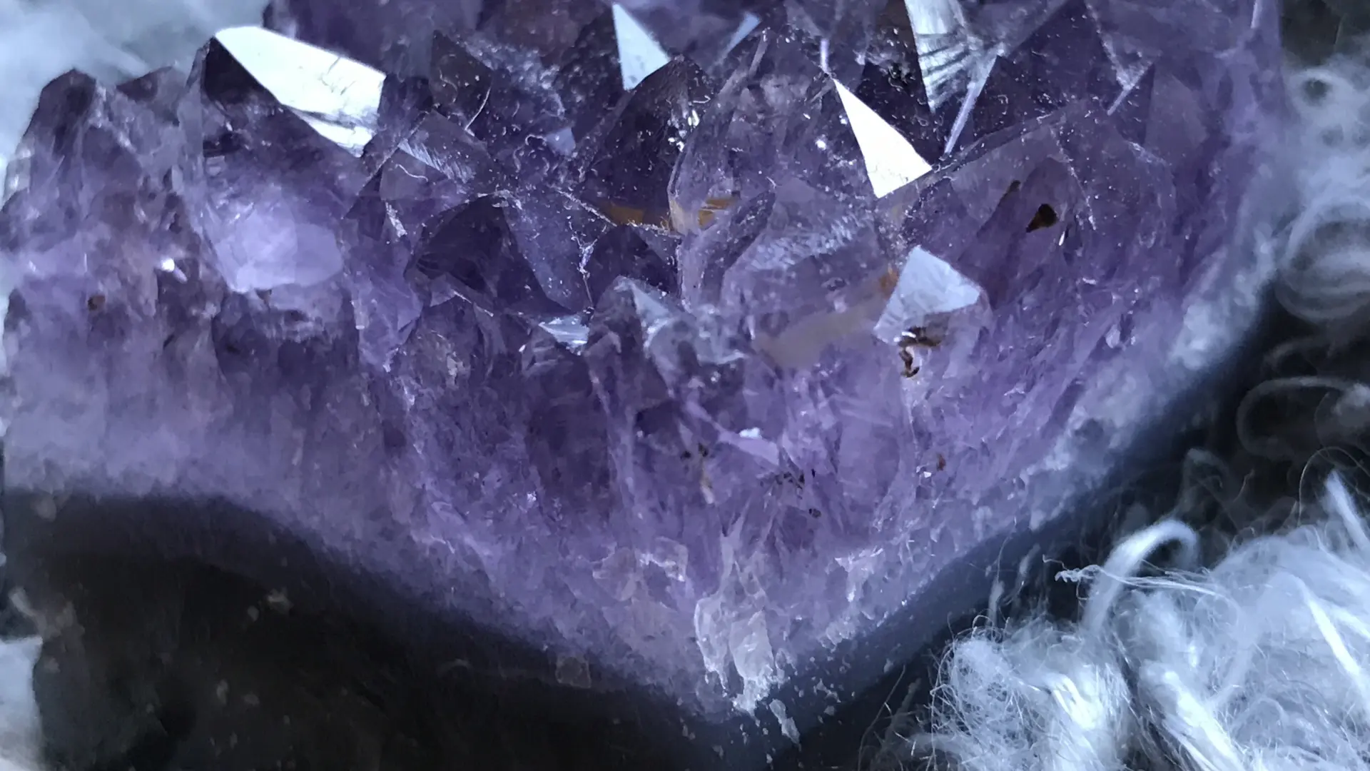 ametist kamen mineral pixabay-6a6de932ef14a.webp