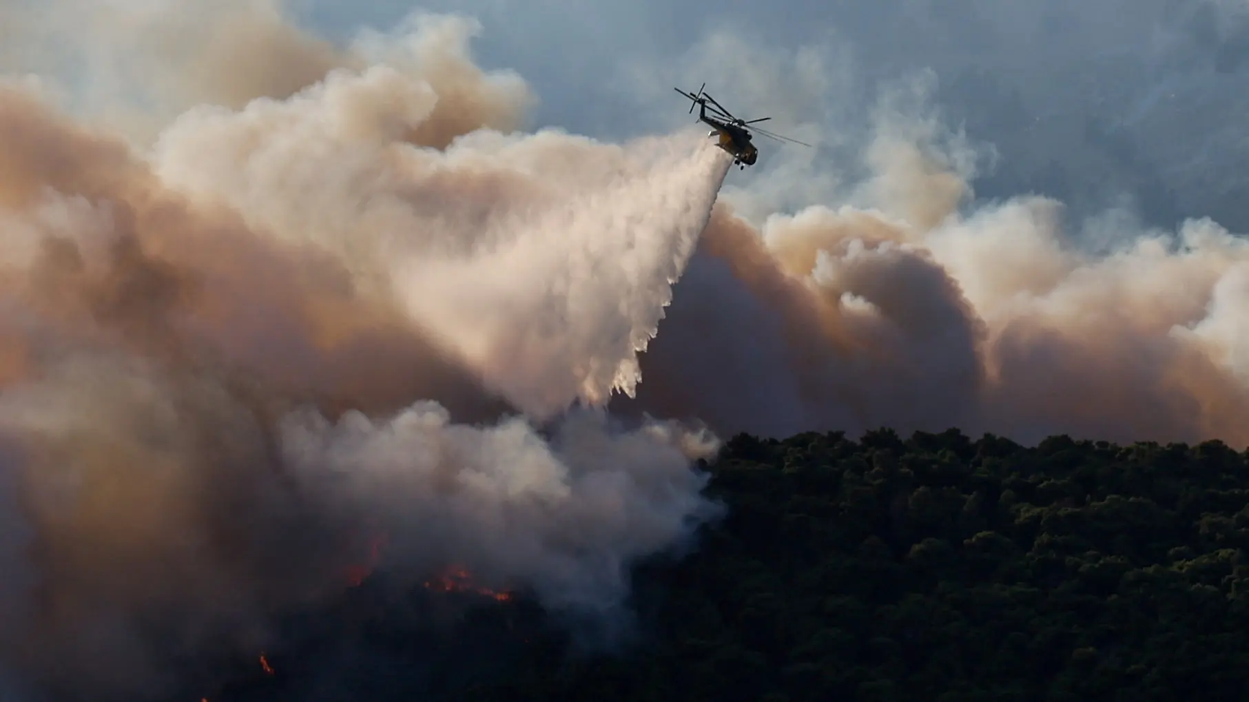 grčka gašenje požara helikopter REUTERSLouisa Gouliamaki-6a6f4f782e717.webp