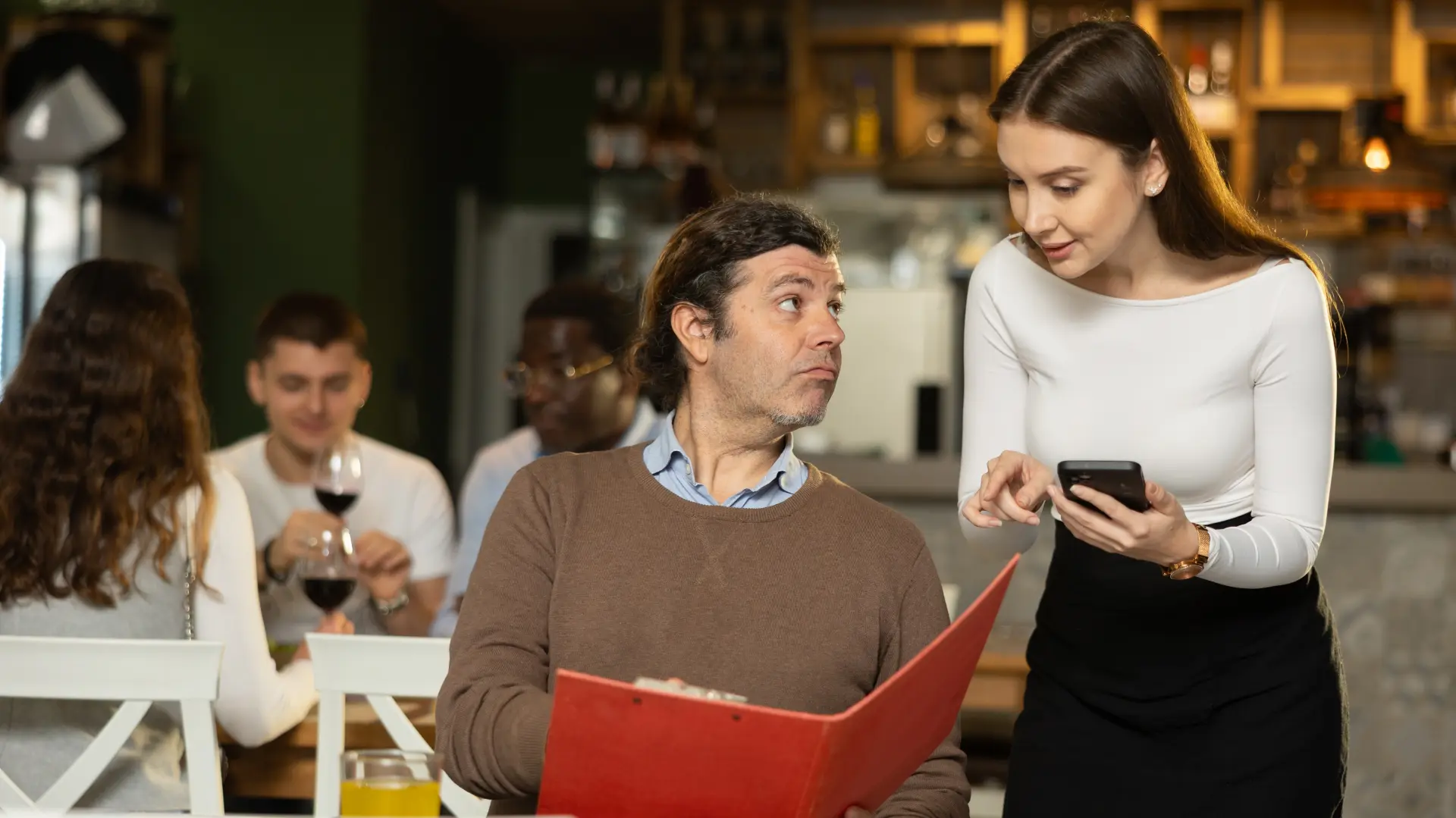 konobarica restoran shutterstock_2594470143-6a86ec792bb3f.webp