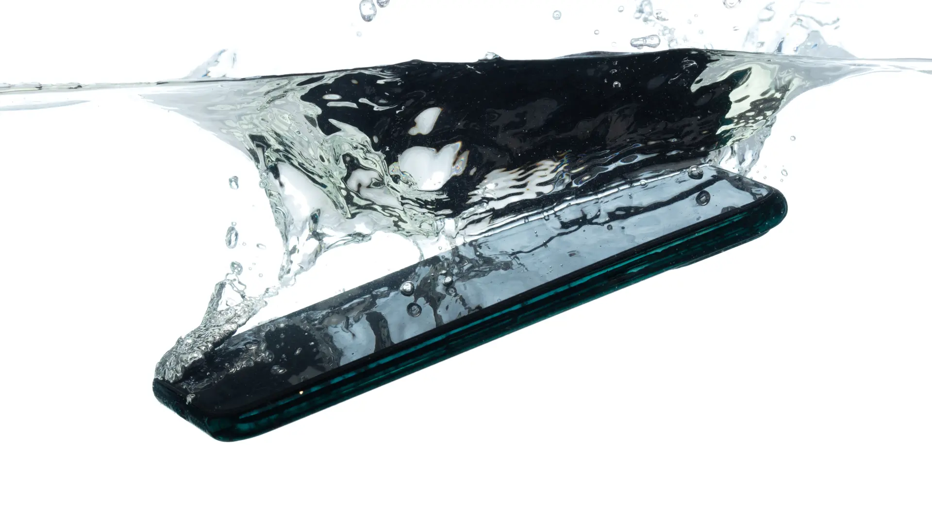 mobilni telefon u vodi shutterstock_2370255457-6a8d8f844518b.webp