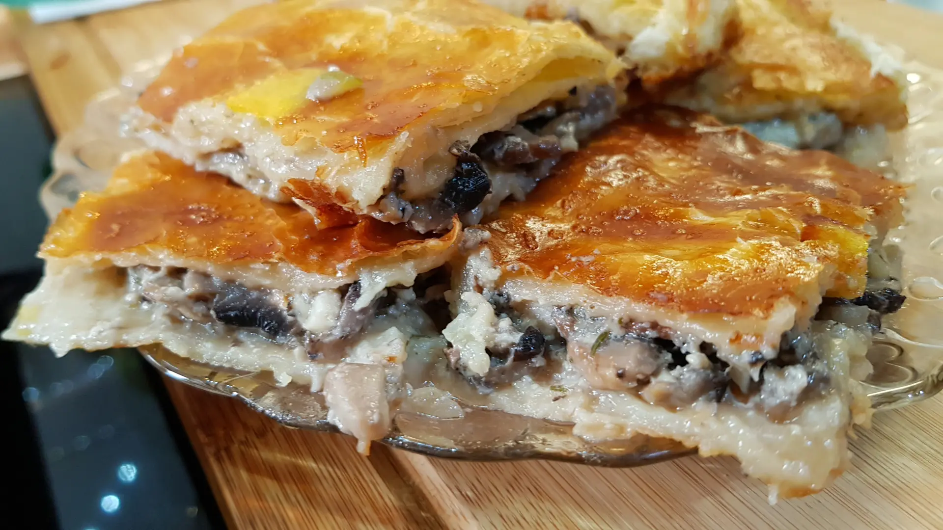 shutterstock_1389055841 pita lenja snajka pita sa pečurkama-6a7979905f404.webp
