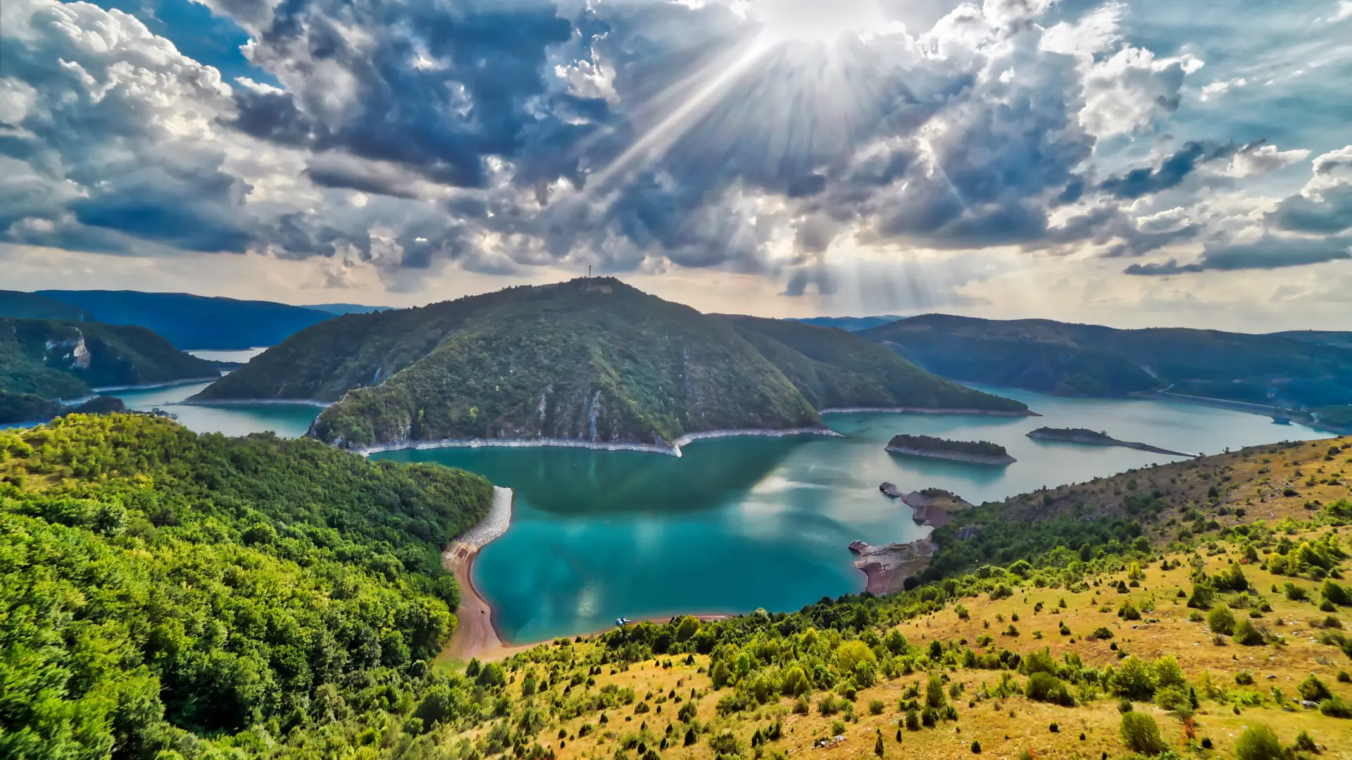 shutterstock_1490721305 uvac uvačko jezero srbija priroda-6a81893875c36.webp