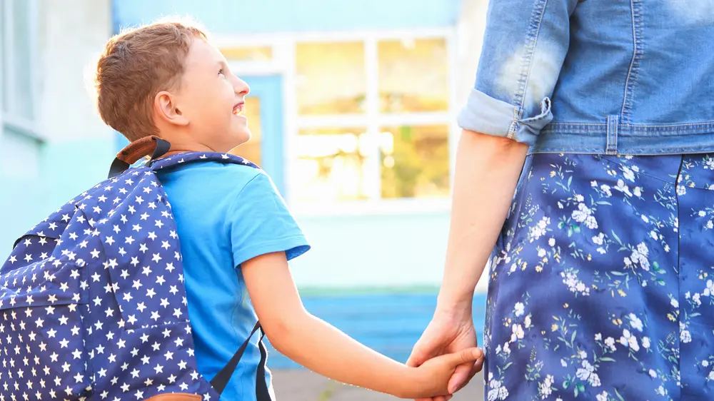 shutterstock_1780502870 škola, deca, dete, mama i dete, porodica, polazak u školu. školaska torba, časovi-6a8d626d485a2.webp