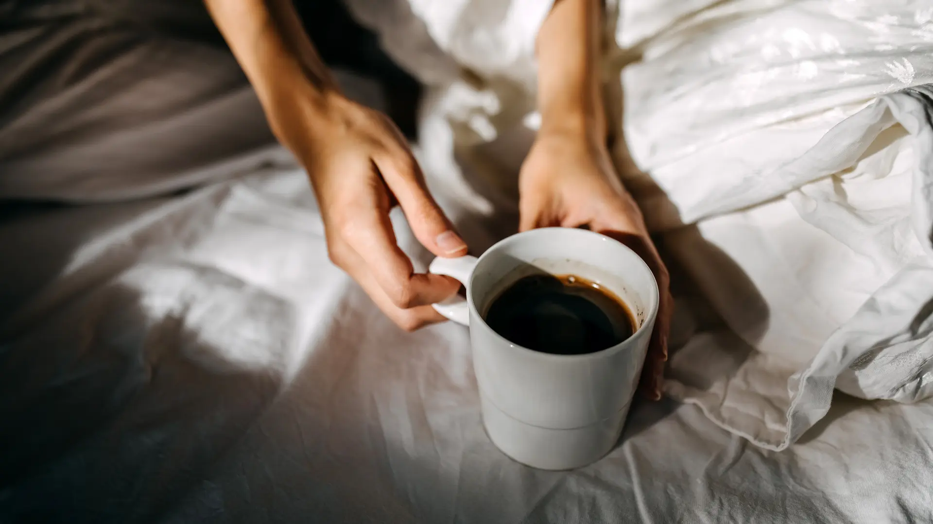 shutterstock_1837305583 kafa jutro krevet buđenje šolja-6a80205ee69c1.webp