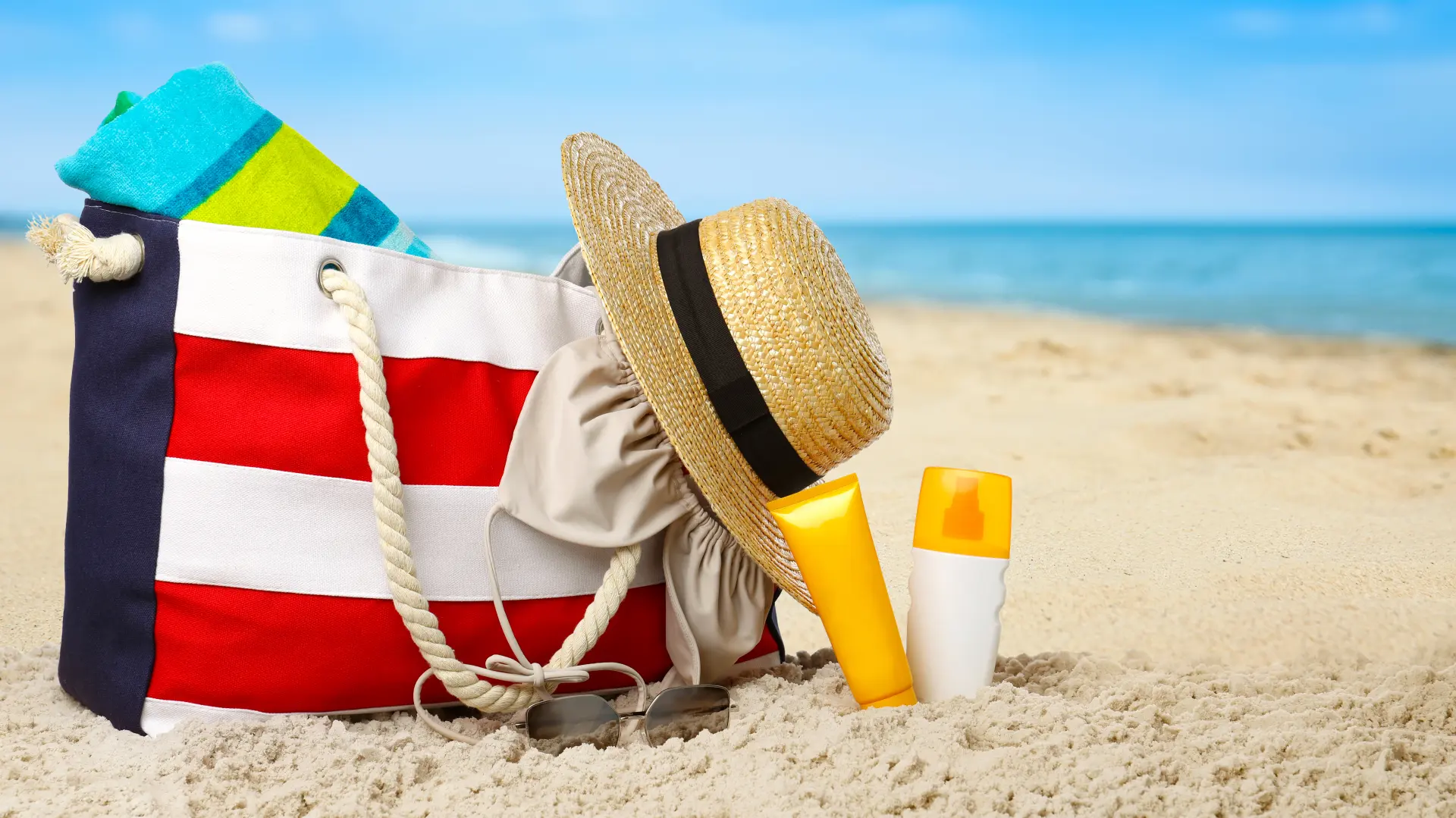shutterstock_2018629208 torba za plažu plaža peškir sunčanje spf krema za sunčanje peškir šešir peščana plaža-6a78496fa05a5.webp
