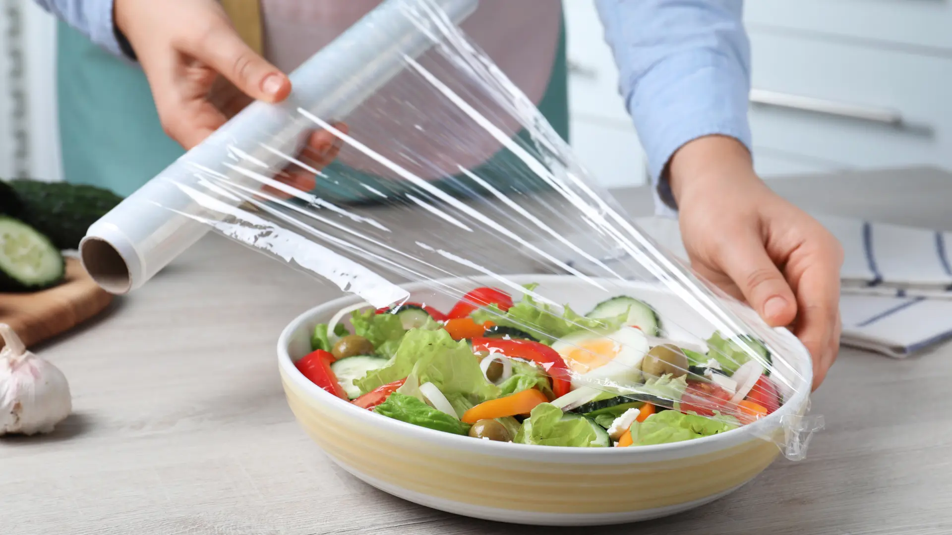 shutterstock_2107706894 plastična folija plastificirana salata jaja obrok-6a7defd52d12c.webp