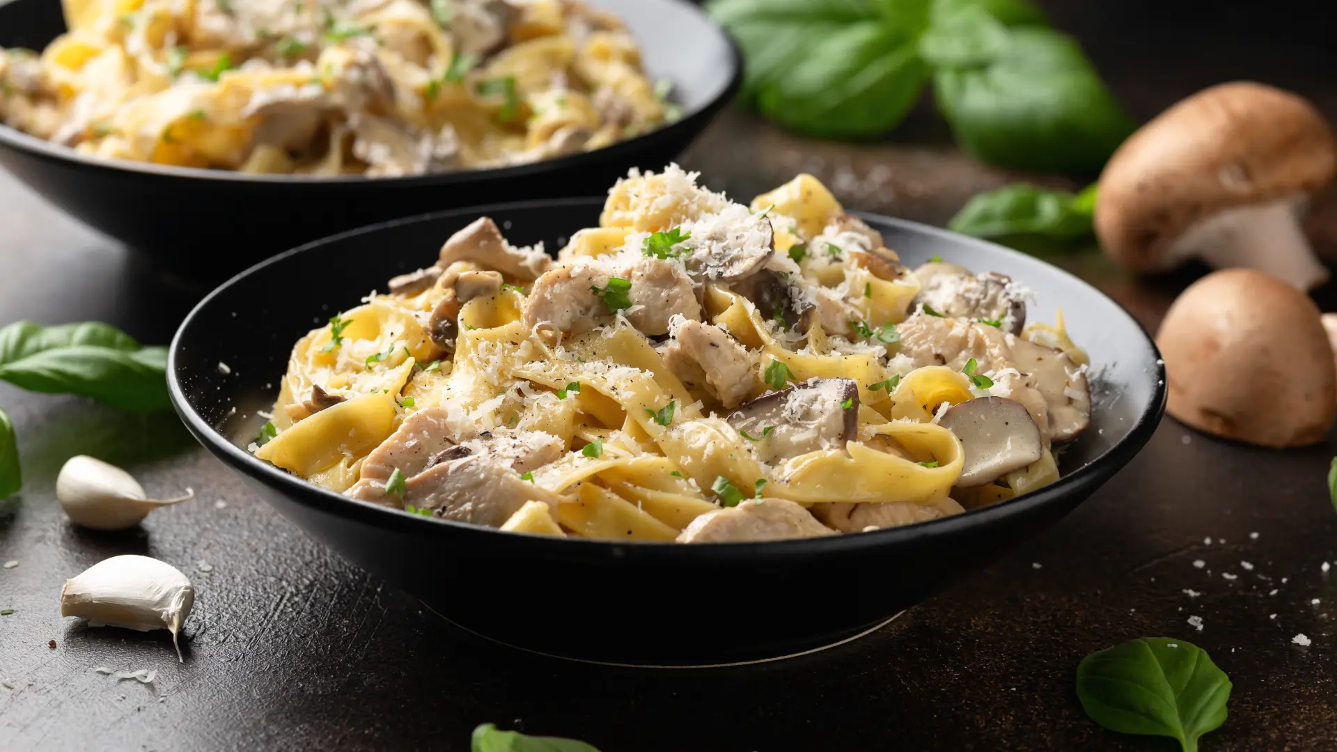 shutterstock_2220148239 taljatele pasta sa pečurkama i piletinom-6a733917522d5.webp