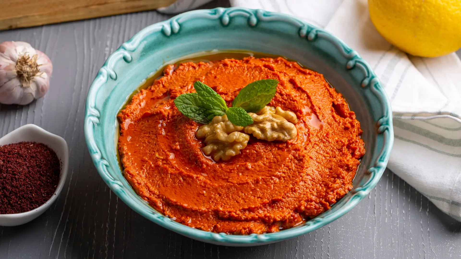shutterstock_2294120763 humus umak namaz od paprika-6a78422617d7e.webp