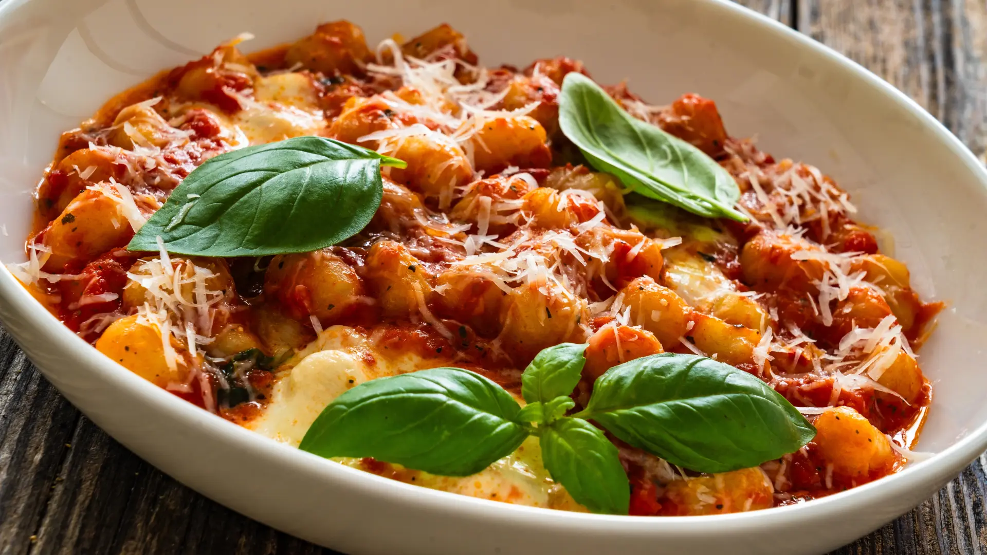 shutterstock_2346966897 njoke u sosu od paradajza paradajz sosu parmezan-6a900046dc461.webp