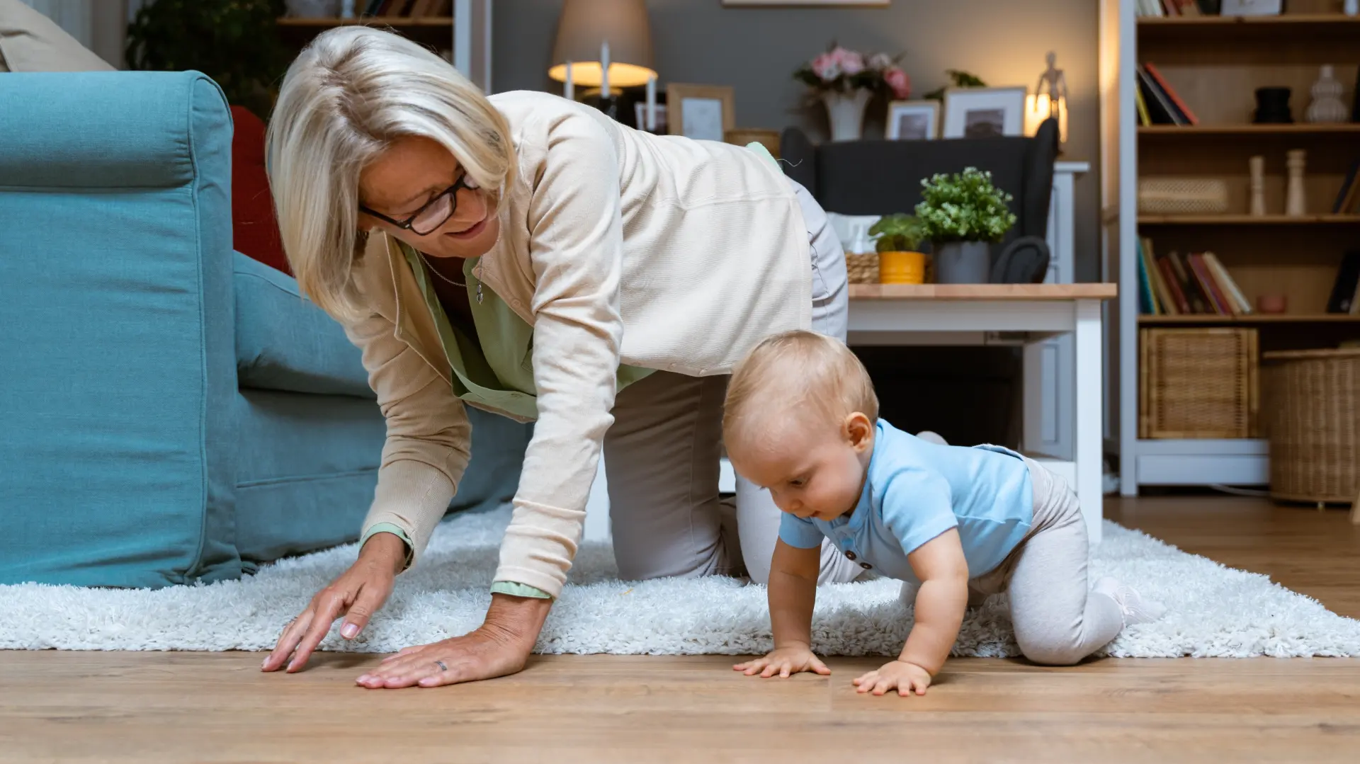 shutterstock_2372598107 abba baka beba igranje porodica puzi puža puženje-6a845abaaf313.webp