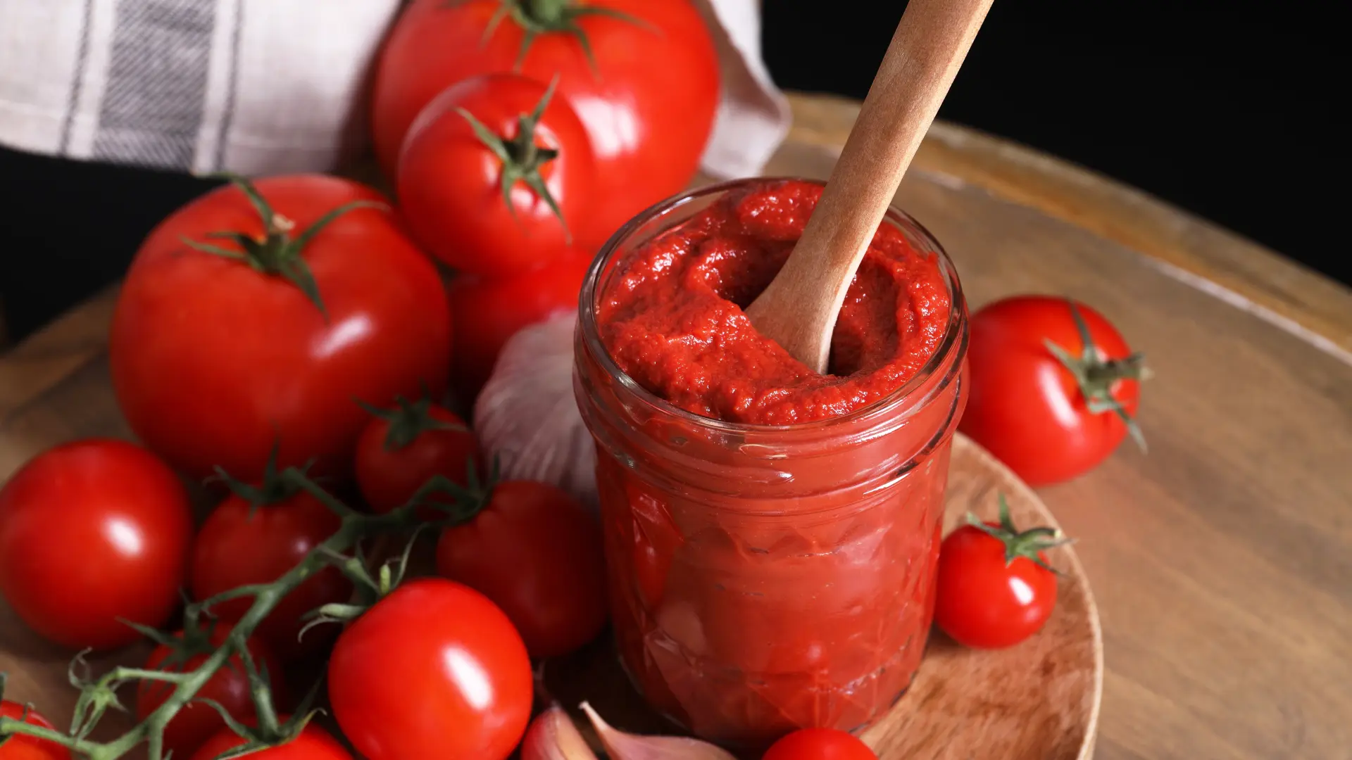 shutterstock_2386472781 domaći kečap paradajz-6a844dc99a77a.webp