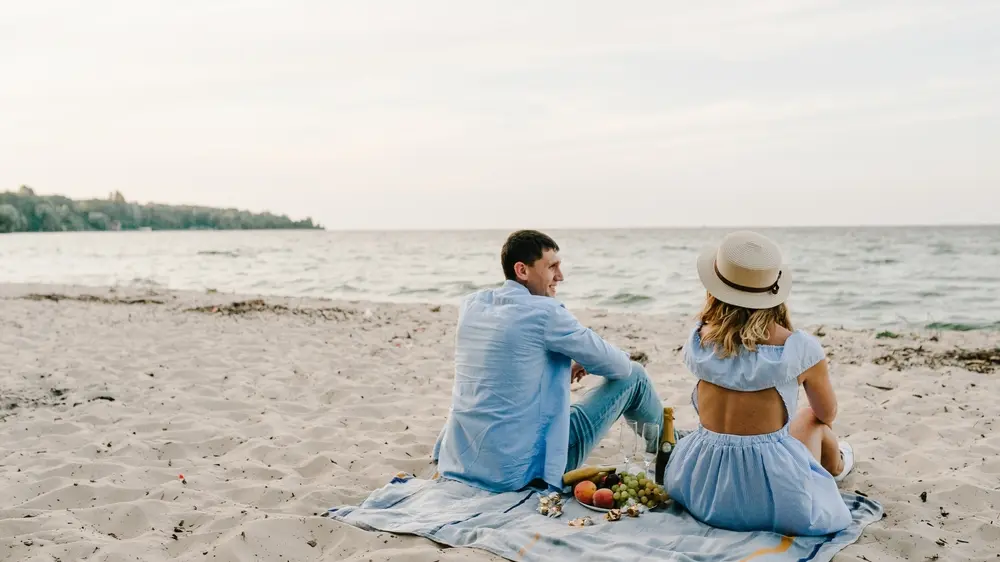 shutterstock_2447917271 plaža, ručak na plaži, piknik, ljubarni par, momak i devojka, izlazak, dejt, prvi dejt-6a7b0f60876ed.webp
