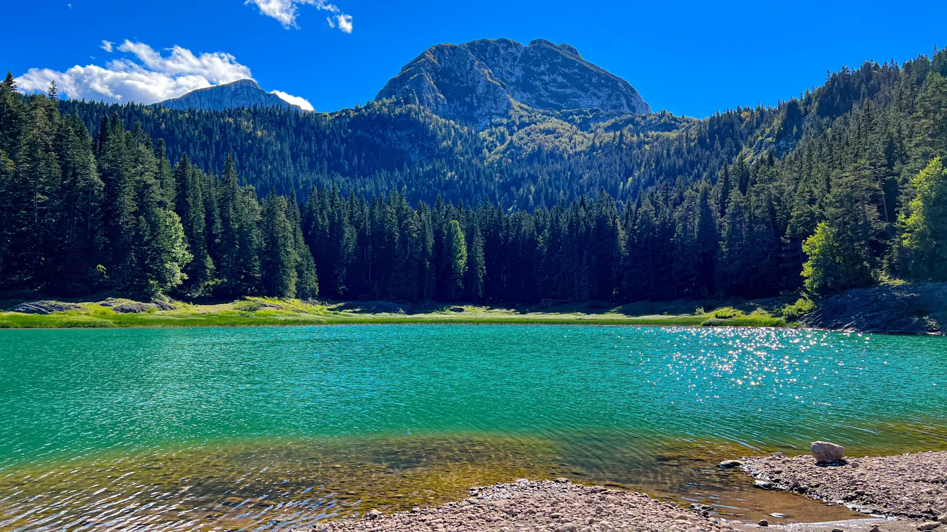 shutterstock_2494375707 durmitor crna gora planina jezero-6a8d77bd0c7b6.webp
