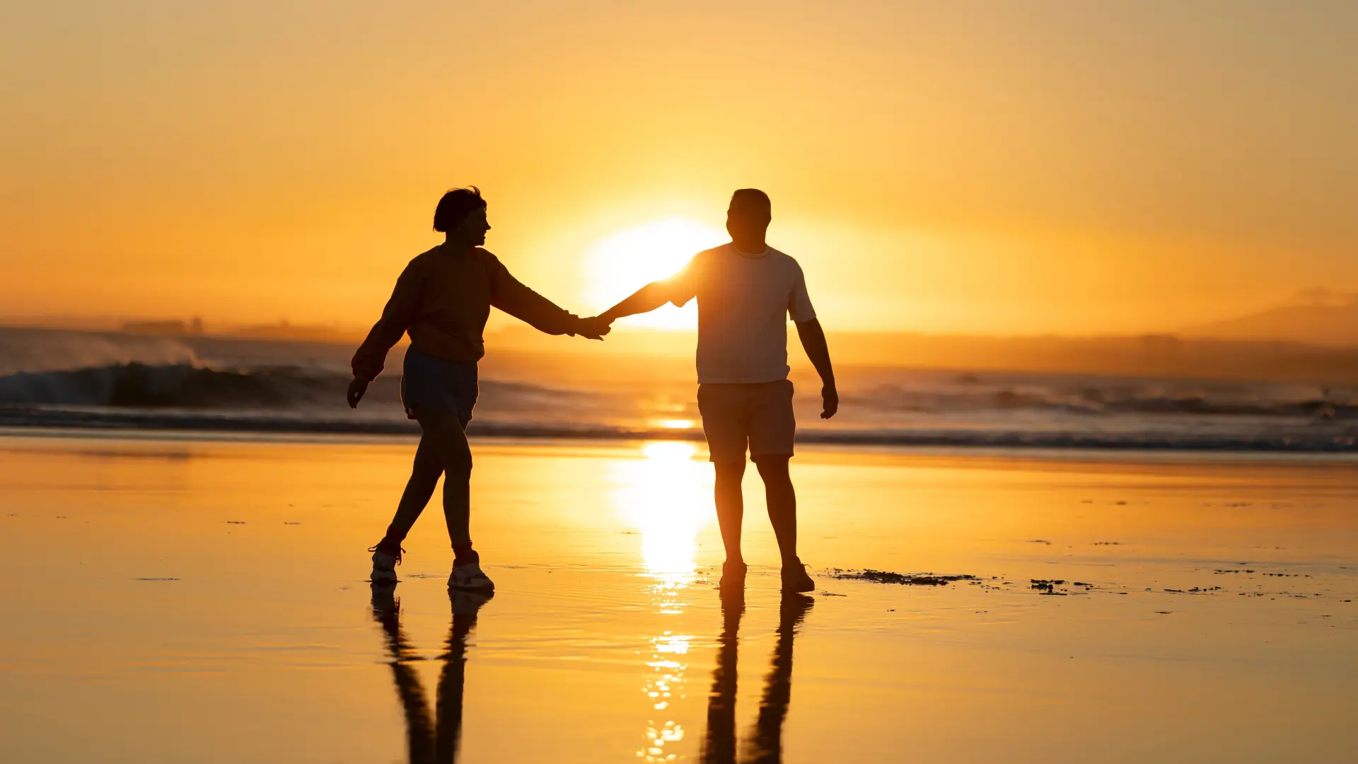 shutterstock_2596387813 ljubav more plaža zalazak sunca sunce more uživanje odmor letovanje-6a805a3b6f23b.webp
