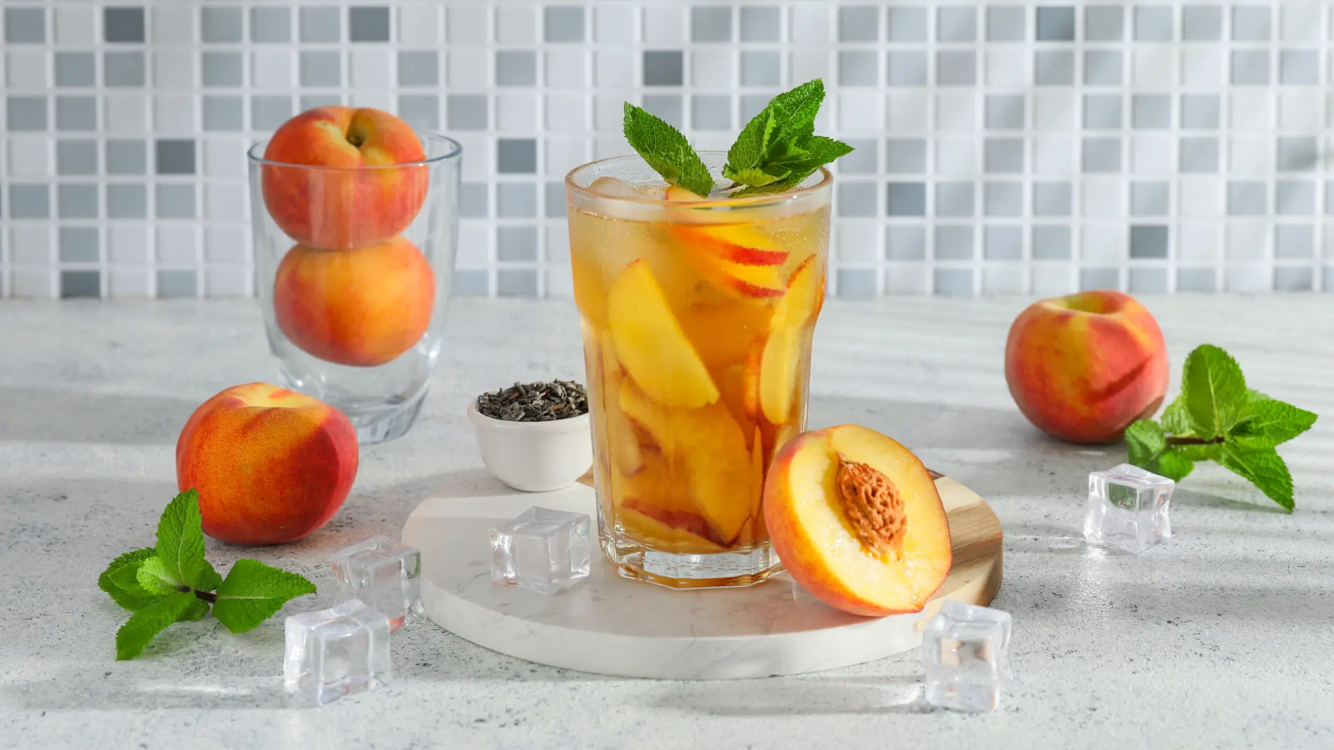 shutterstock_2655967609 ledeni čaj ice tea ajsti nesti  breskva sok-6a74364e75357.webp