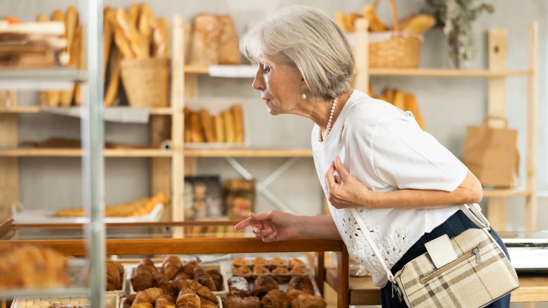 shutterstock_2695515013 kupovina hleb pekara žena penzija starija gospođa-6a885c9d3c152.webp