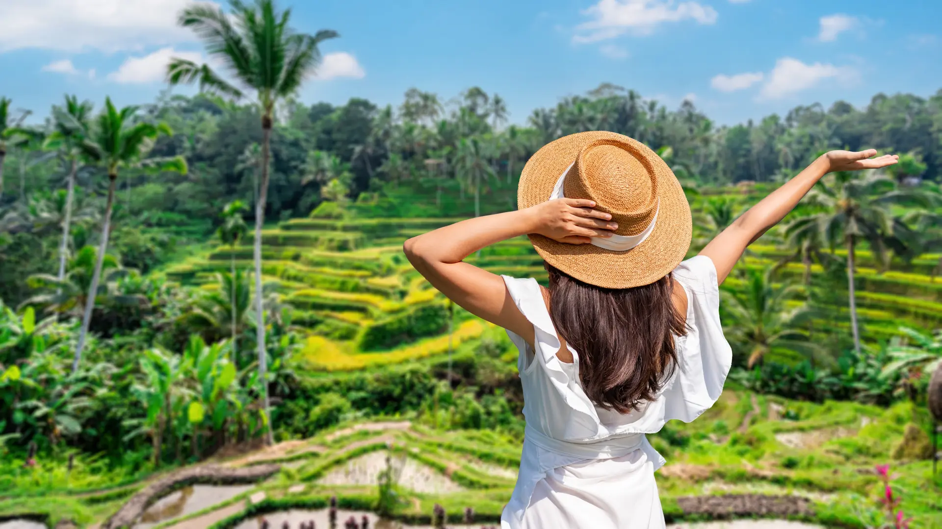 shutterstock_2730206981 bali indonezija putovanje sreća odmor šešir devojka žena letovanje putovanje sam-6a858a1ec7b2b.webp