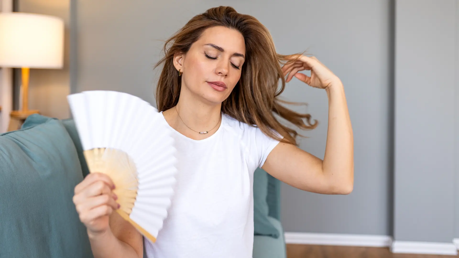 shutterstock_2730309825 vrućina vrućine PMS žena rashlađivanje lepeza leto-6a72f28dd090c.webp