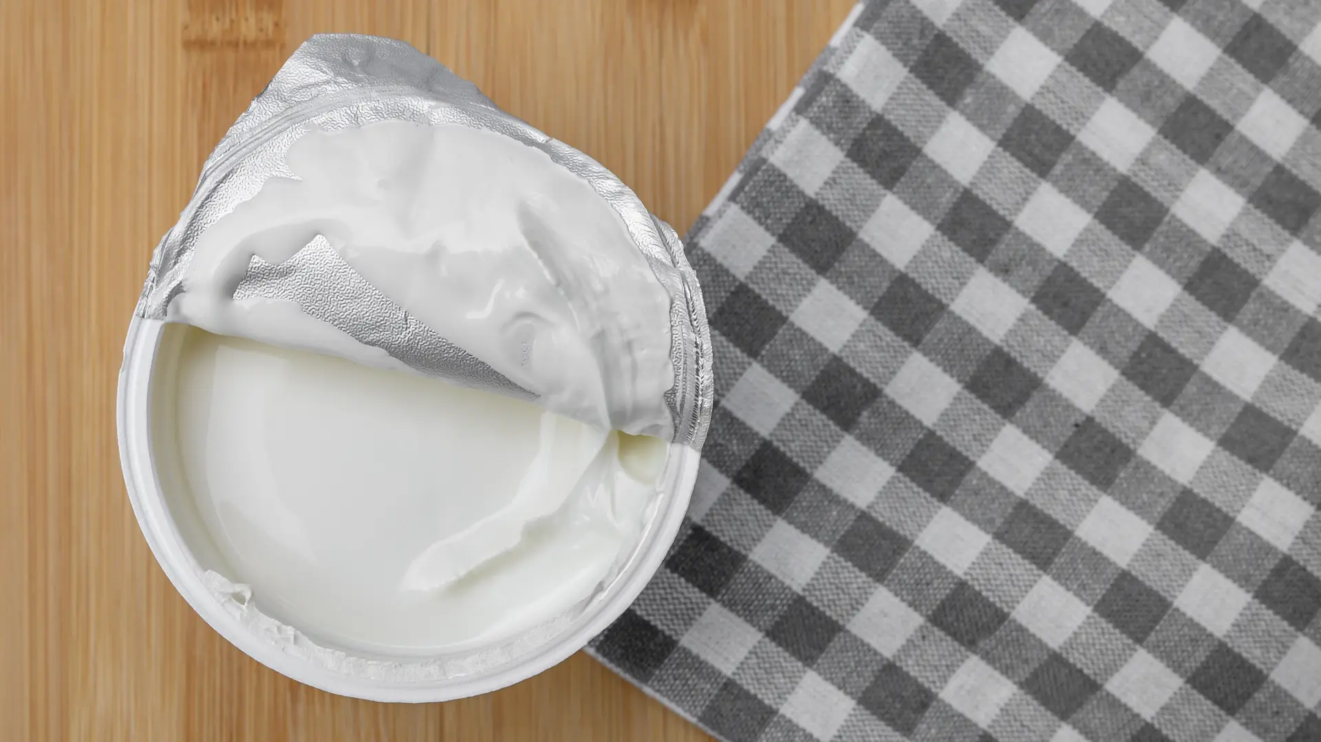 shutterstock_2731489823 grčki jogurt ambalaža aluminijumska folija mlečni proizvodi-6a8c784a5ab54.webp