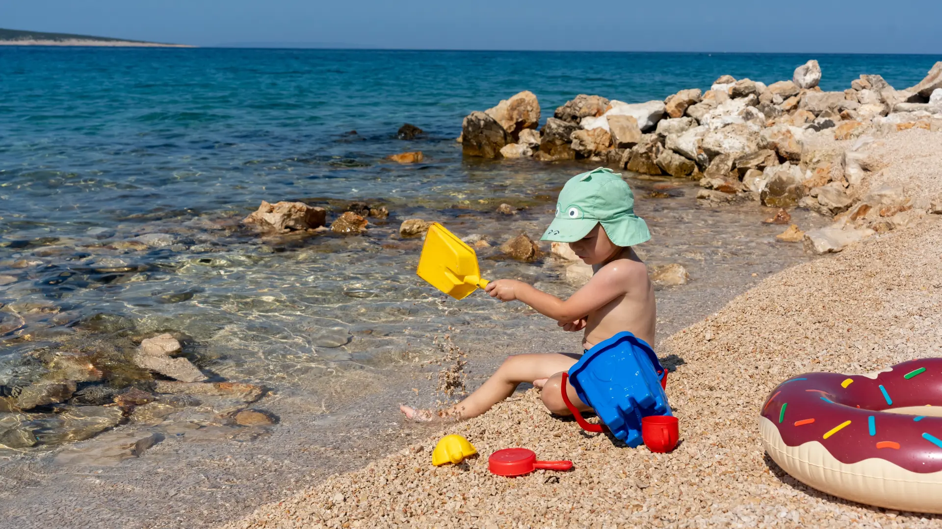 shutterstock_2741928839 dečak beba dete na plaži pesak more odmor sa bebom detetom-6a796c1e4c1b8.webp
