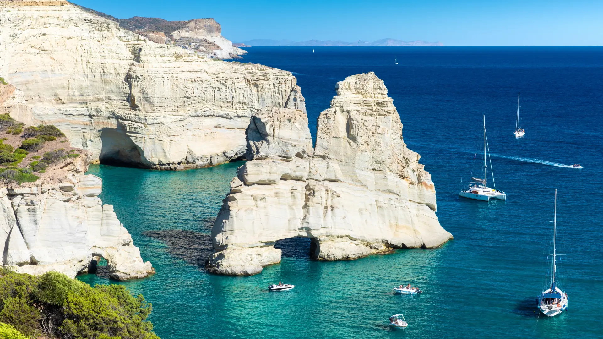 shutterstock_2743175607 milos grčka more-6a886502ea717.webp