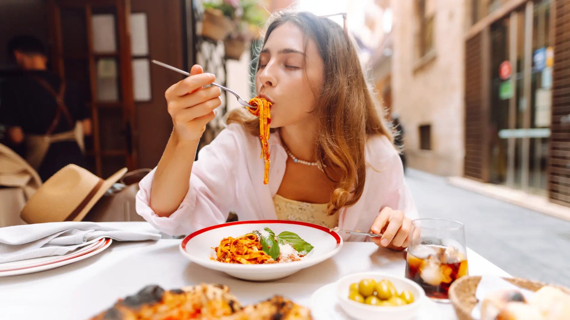 shutterstock_2758139455 špagete bolonjeze uživanje u hrani hrana ručak jelo-6a84168a11840.webp