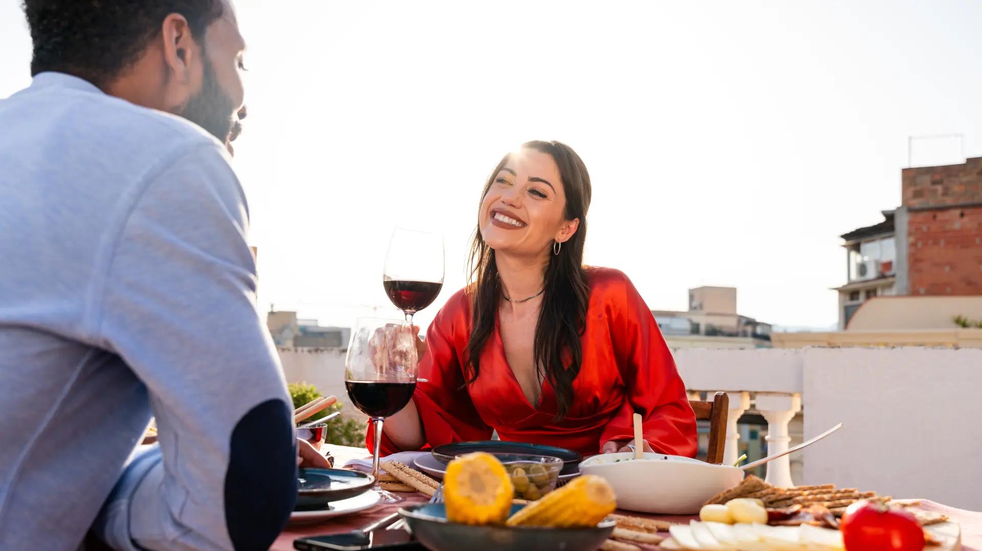 shutterstock_2760168711 ljubav dejt sastanak ručak vino-6a81d8d5cf5ef.webp