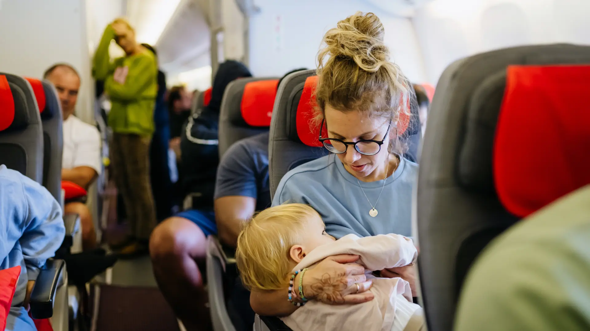 shutterstock_2760778581 avion u avionu enterijer aviona unutrašnjost putnici u avionu majka i dete beba-6a8597a478fcb.webp