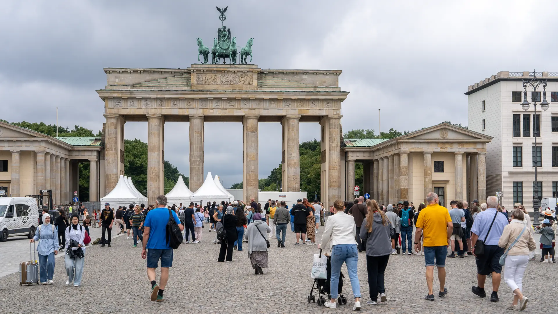shutterstock_2763548645 nemačka berlin kapija ljudi-6a8448bcb7abe.webp