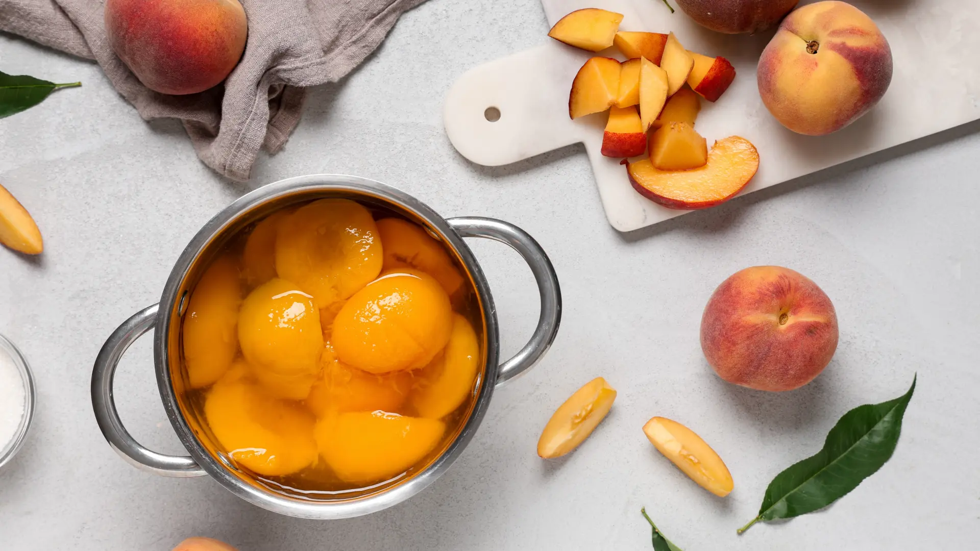 shutterstock_2767914619 kompot od breskve-6a79cb0daf0ab.webp