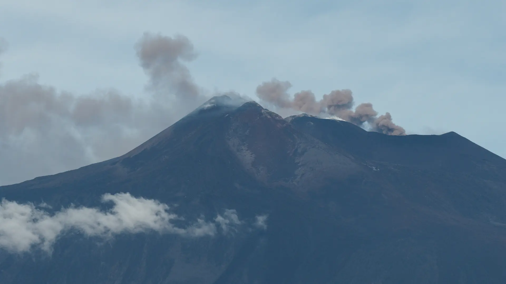 2026-09-14T084216Z_958180343_RC2WINACM1WO_RTRMADP_3_ITALY-VOLCANO-ETNA (1)-6aa7f25cb66af.webp