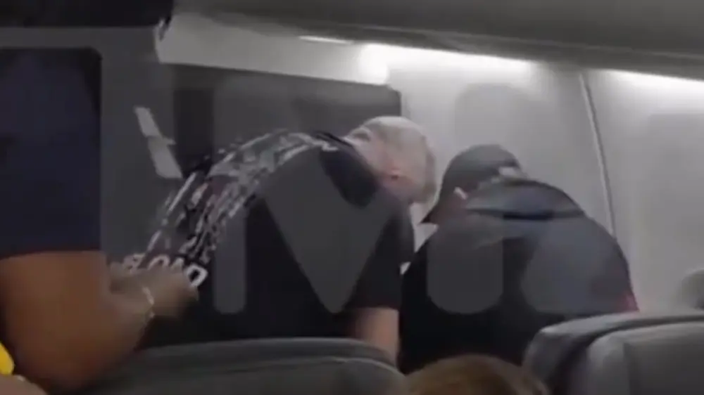 American Airlines putnik vezan selotejpom incident x @Complex Printscreen (2)-6a9c6894cab16.webp