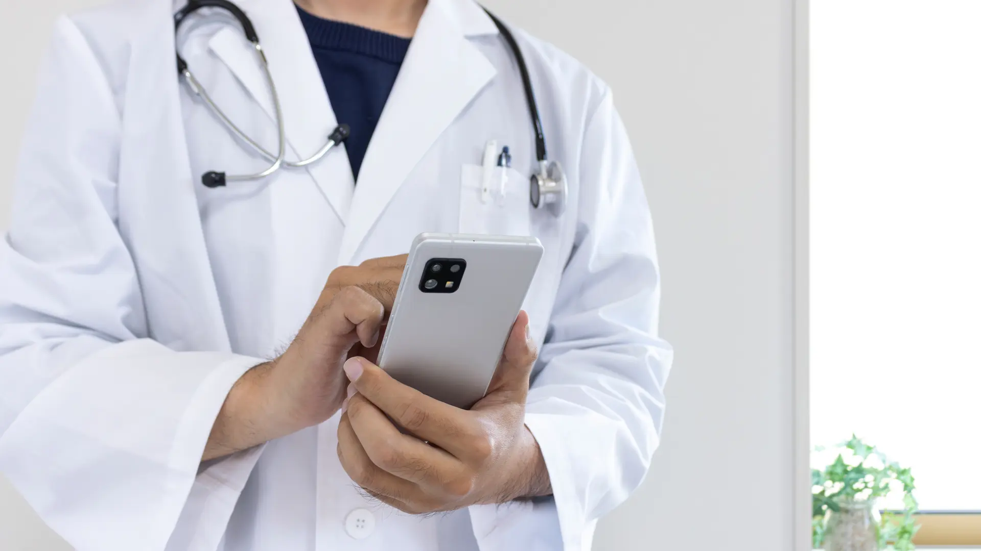 Doktor lekar telefon Shutterstock-6ab52f1ec8c7f.webp