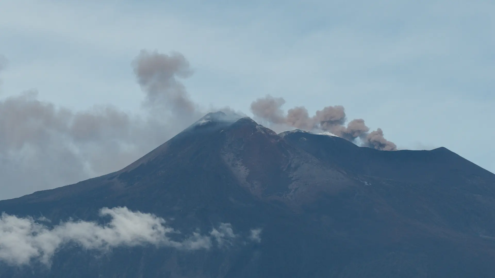 Etna Sicilija vulkan dim erupcija Giuseppe Di StefanoEtna WalkHandout via REUTERS-6abb978b32958.webp