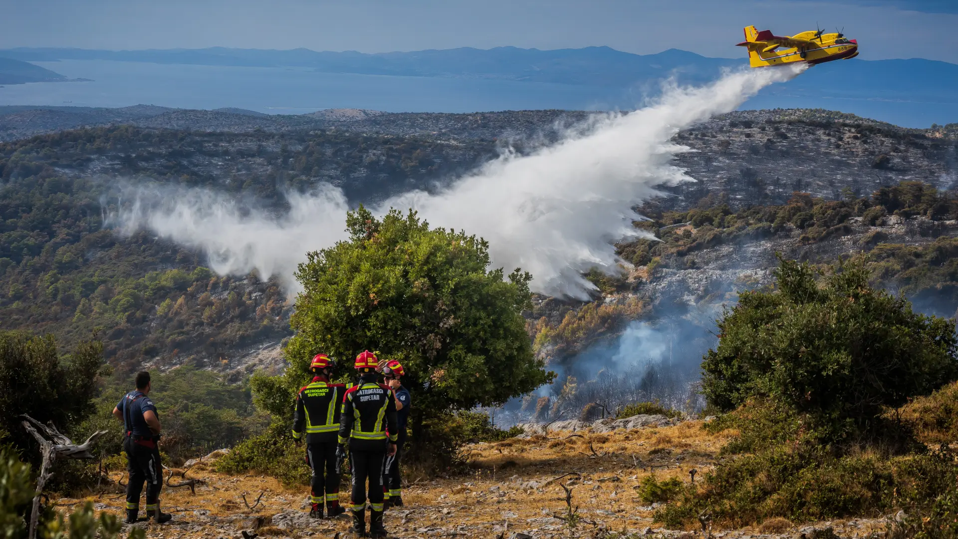 Nerežišća Brač Hrvatska kanader vatrogasci požar Pixsell Zvonimir Barisin-6aae44accb241.webp