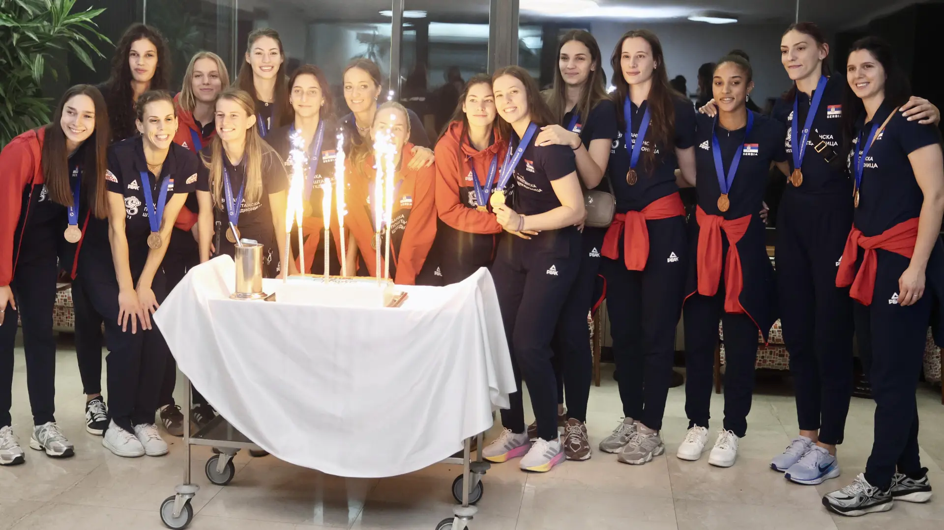 Odbojkašice doček na aerodromu posle bronze TANJUG DEJAN ŽIVANČEVIĆ (2)-6a9f15deb321f.webp