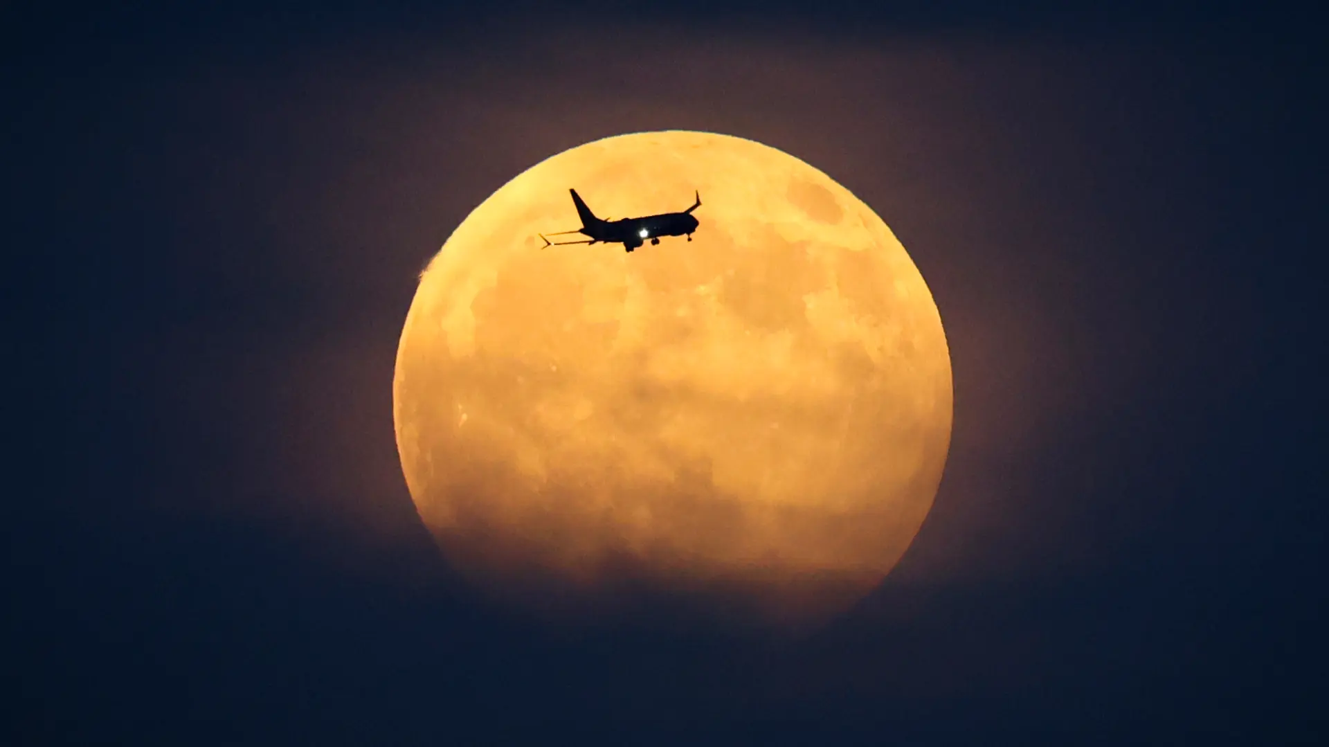 Shafkat AnowarThe Dallas Morning News via AP) pun mesec avion noć horoskop-6ab24e994e0fc.webp